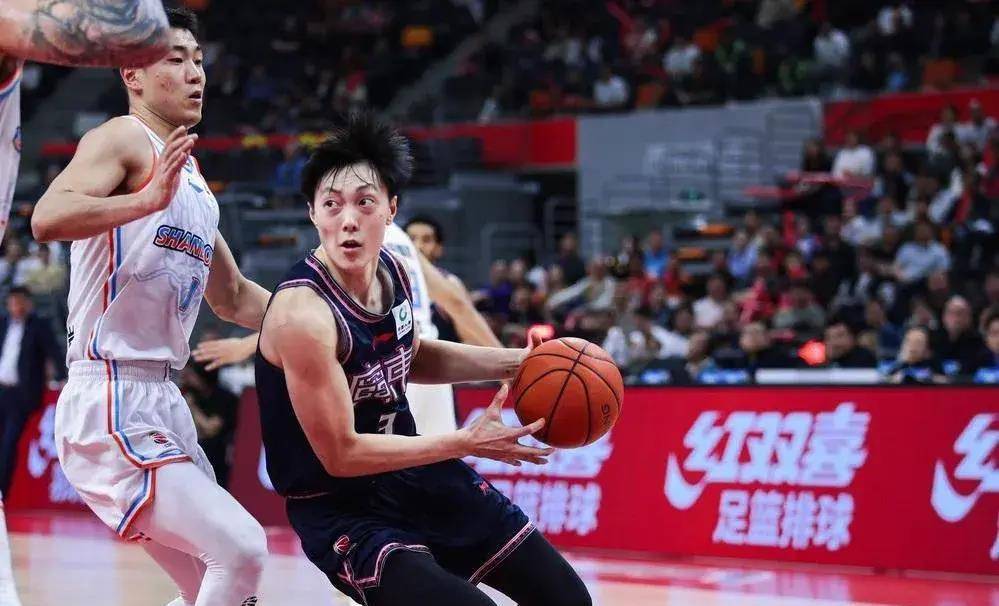 开云体育官方网站-广东男篮豪取七连胜，战绩稳坐榜首位置