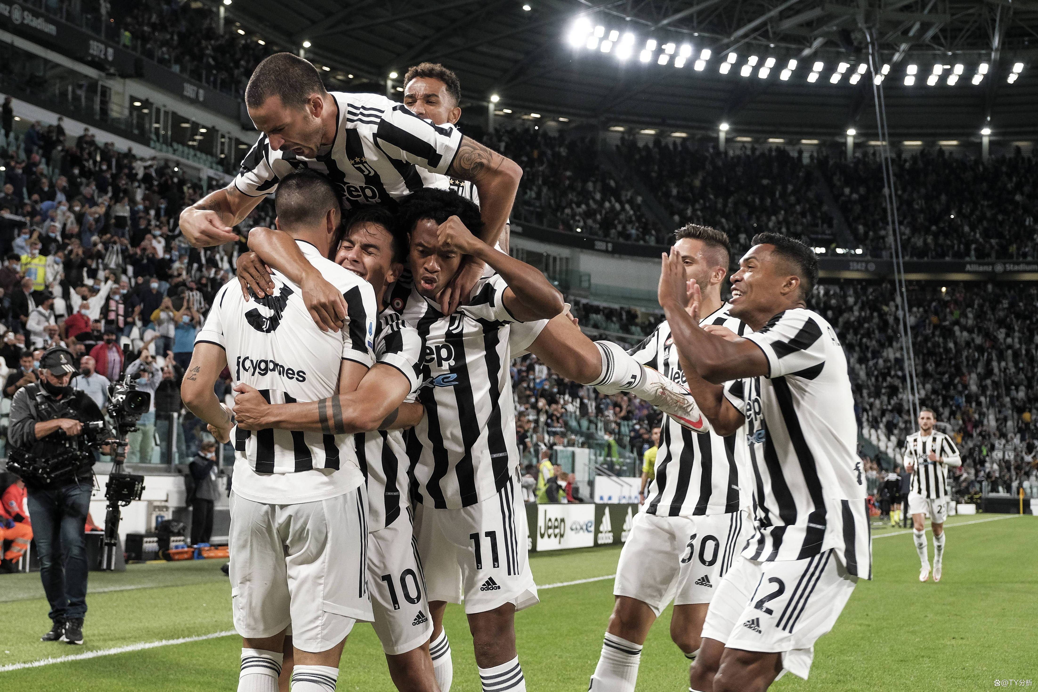 尤文图斯队穷追不舍，一统江山，创造奇迹