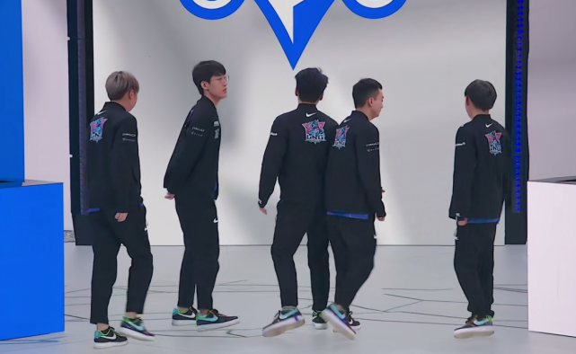 HLE横扫TSM，Knight团战一打五峡谷大战淘汰赛，让粉丝疯狂欢呼