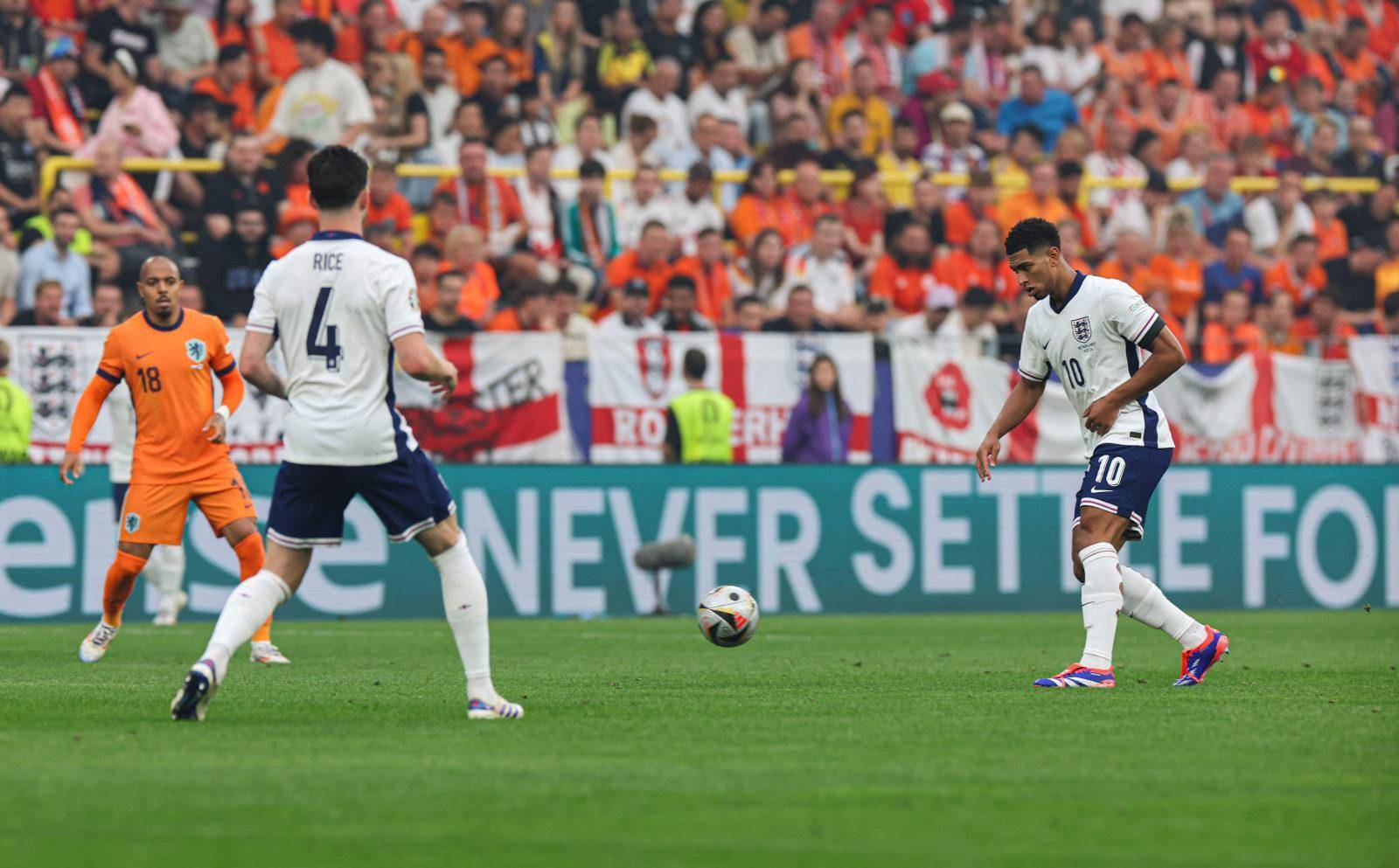 开云体育在线-角逐至激烈！欧洲赛场全力拼搏