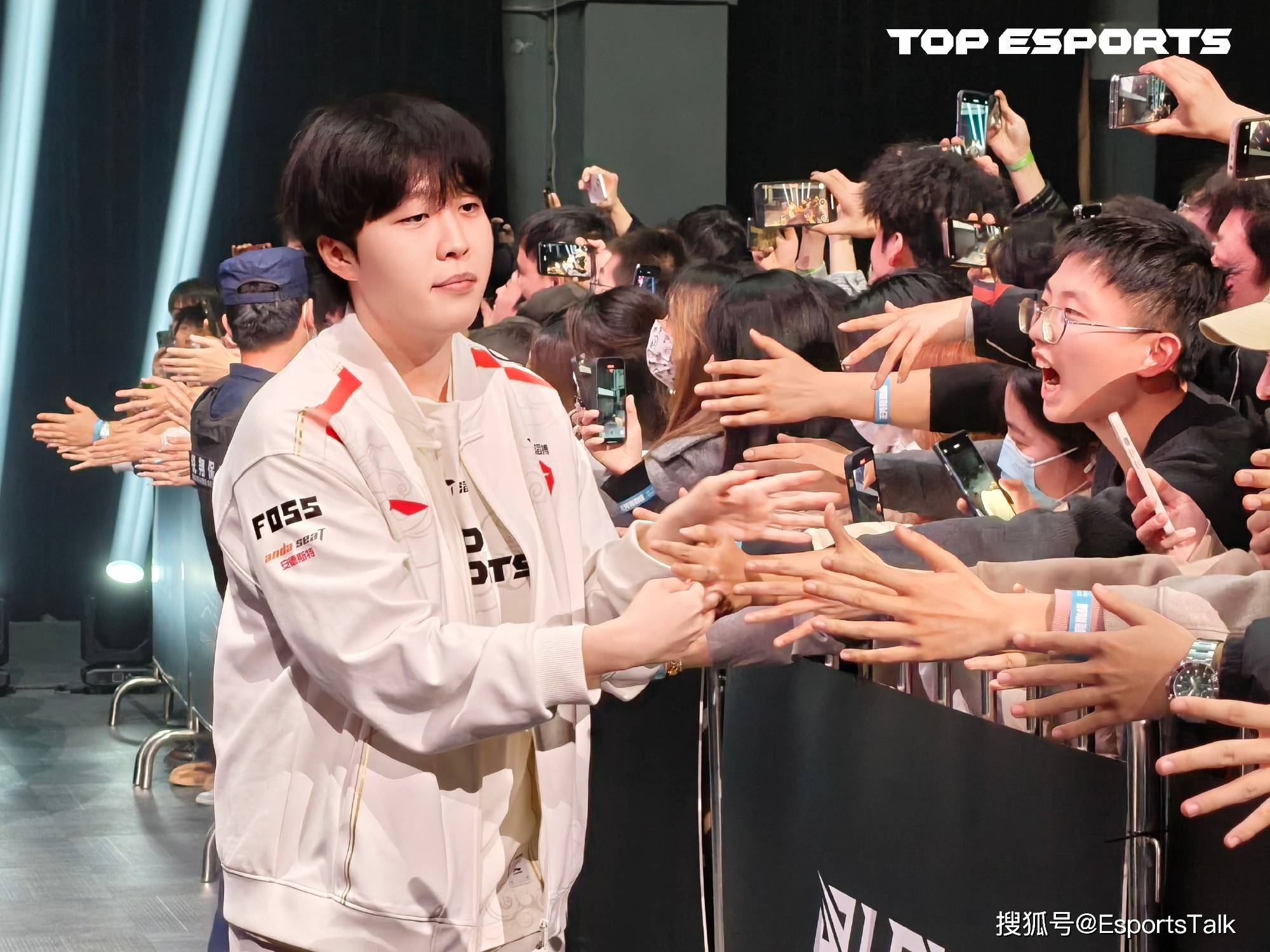 C9轻取TES，Chovy打出惊人五杀峡谷大战淘汰赛，强势挺进下一轮的简单介绍