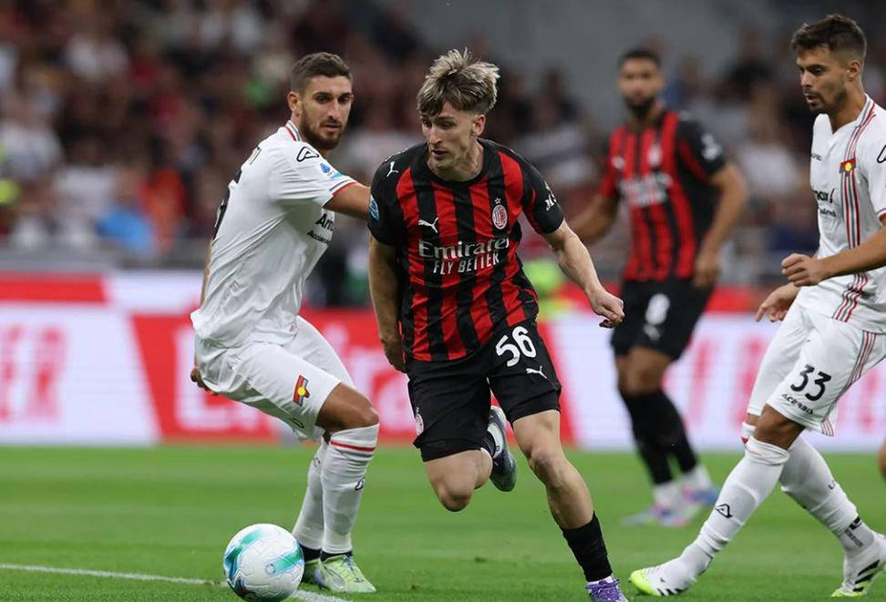 AC米兰中场大将回归训练，助力球队重回巅峰