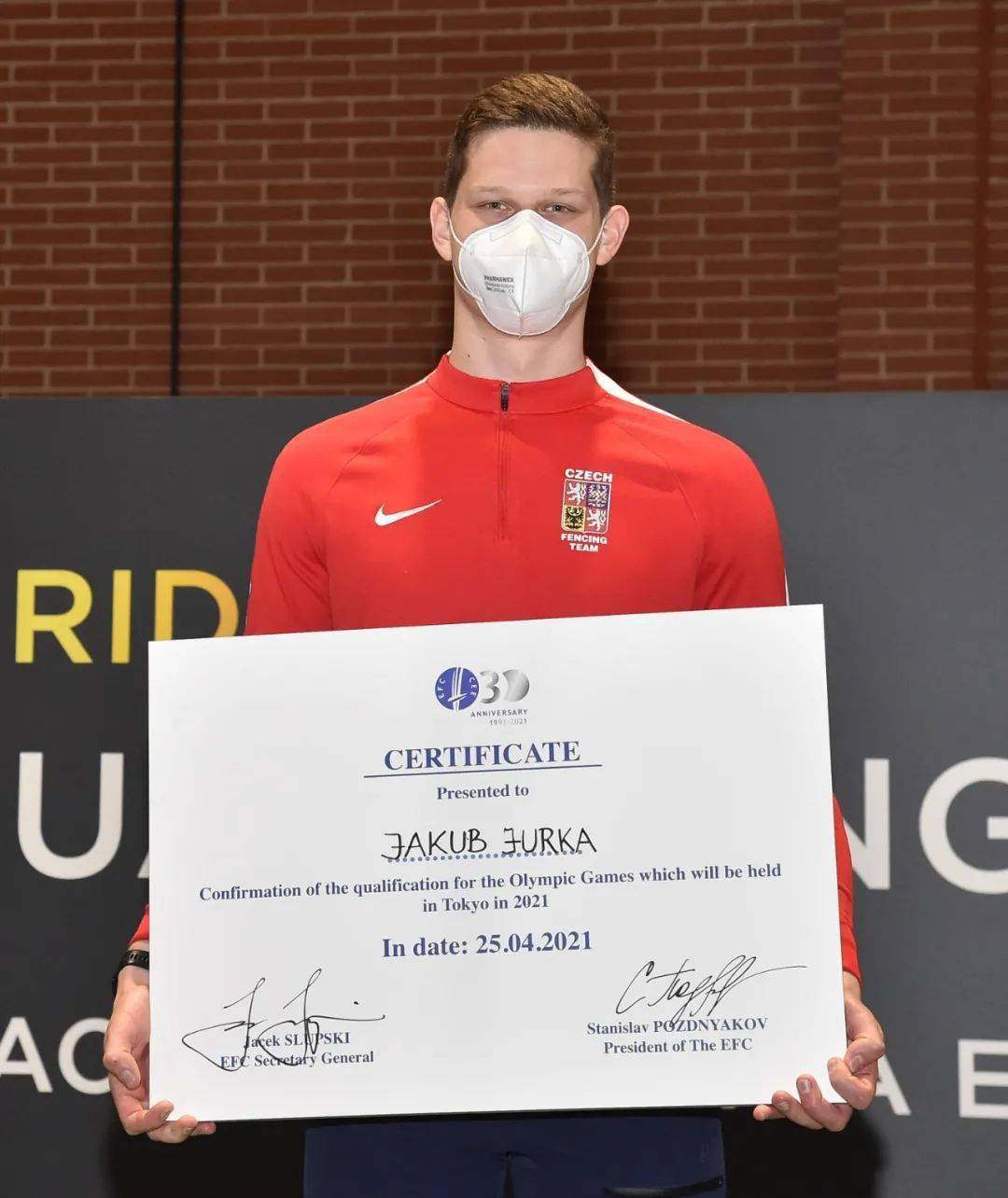 包含捷克拼尽全力，小组赛最后一搏冲击淘汰圈的词条